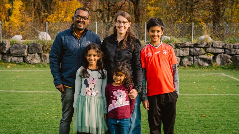 Ruban und Simone Rajaiah mit ihren Kindern Lilian, Amelia, Jonathan (v.l.) | © 2025 ALPHAVISION