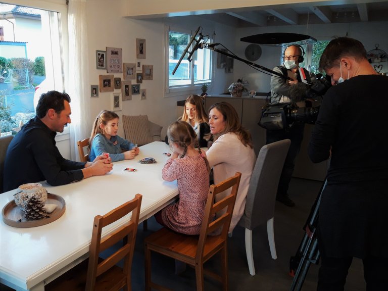 Familienzeit: Eine Runde Uno mit Rebecca und den drei Töchtern | © 2020 ALPHAVISION 
