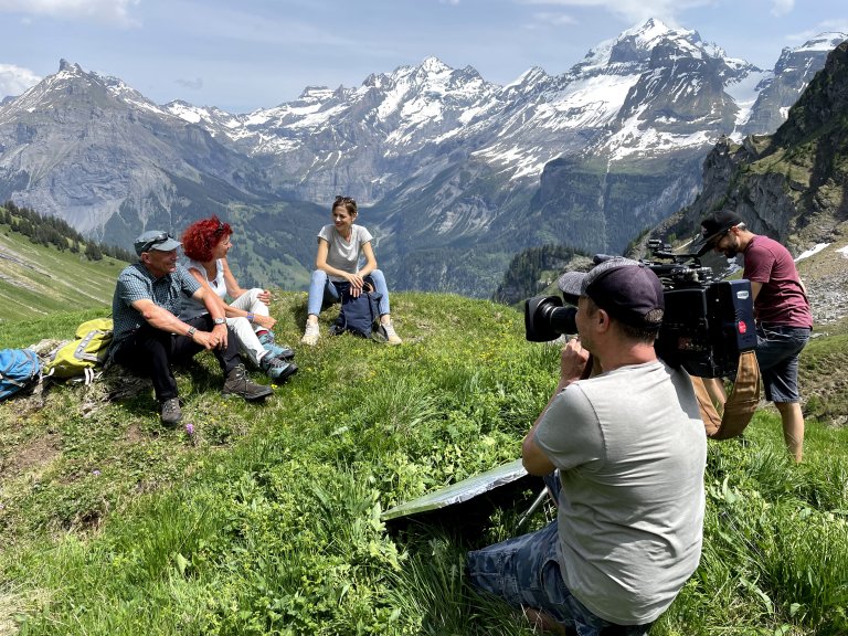 Die Kameramänner Urs Rohner und Lars Müller schauen fürs perfekte Bild | © 2021 ALPHAVISION