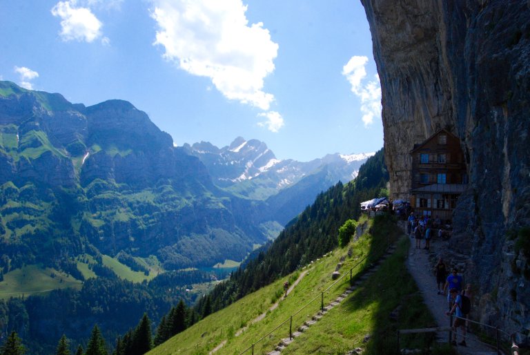 Mehr Geschichten rund um den Schutzengelgottesdienst im Wildkirchli und den Besuch im Aescher erfahren Sie in der Sendung FENSER ZUM SONNTAG „Lebendige Traditionen“ am 27. und 28. August 2016 auf SRF zwei und SRF info.
