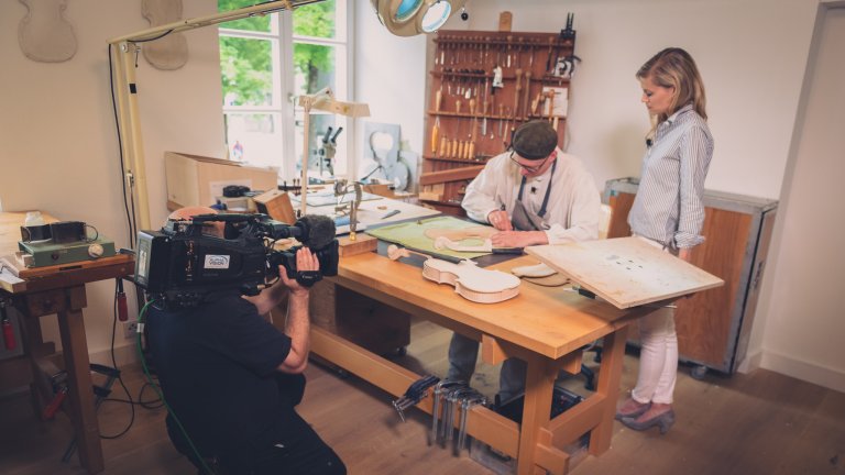 Aline Baumann in der Werkstatt von Martin Schleske.