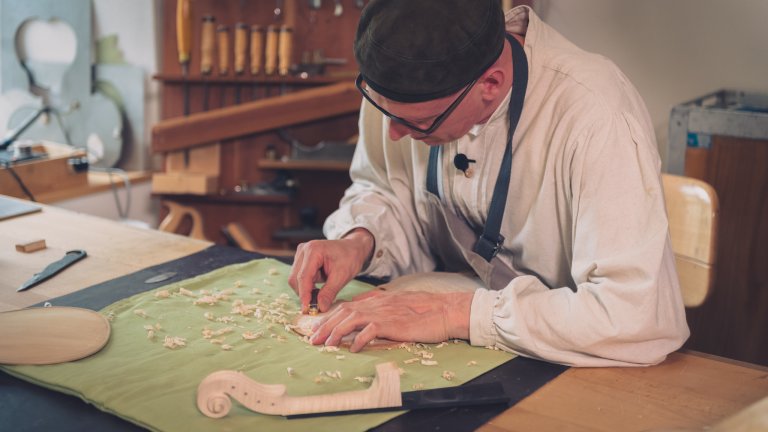 Der Geigenbaumeister bei der Arbeit