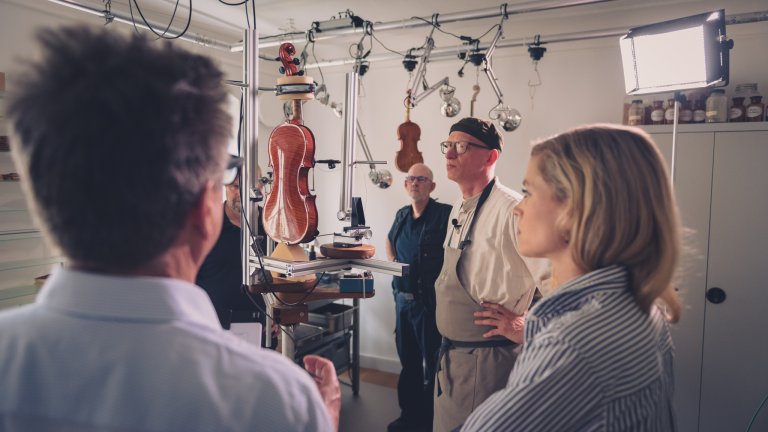 Nach seiner Ausbildung zum Geigenbauer hat Martin Schleske auch noch Physik studiert.
