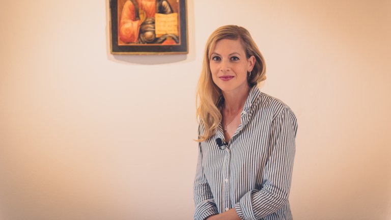 Moderatorin Aline Baumann