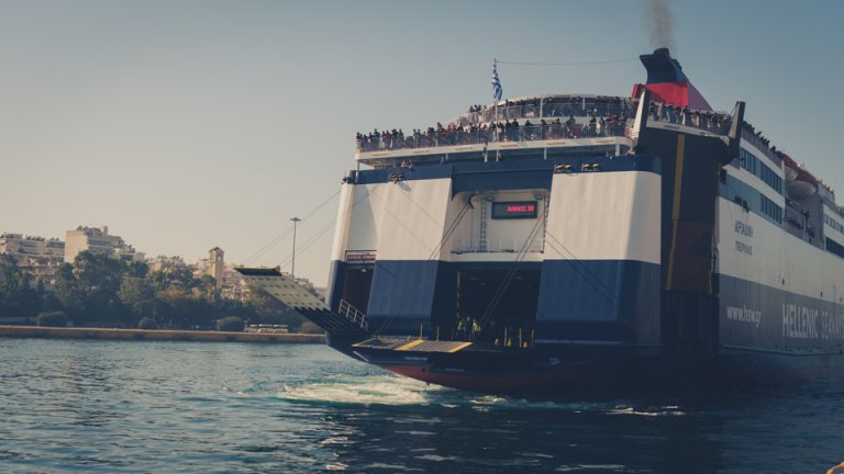 Täglich kommen mehrere solcher Schiffe im Hafen von Piräus an.