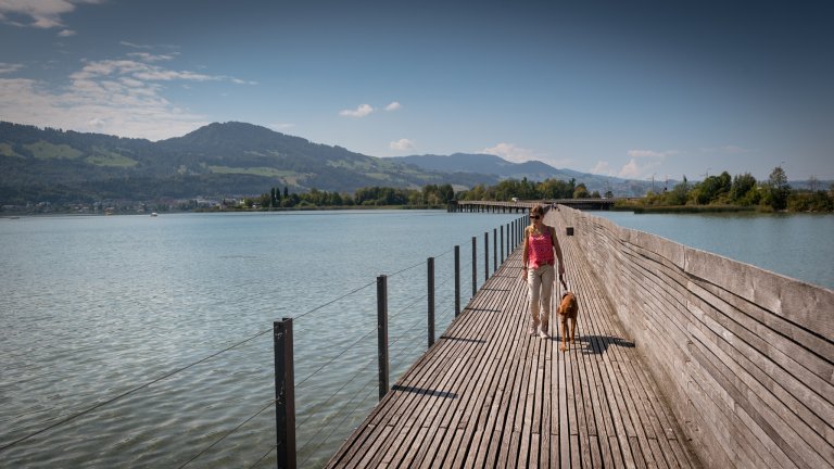 Aline unterwegs mit ihrem Hund Inouche. | © ALPHAVISION